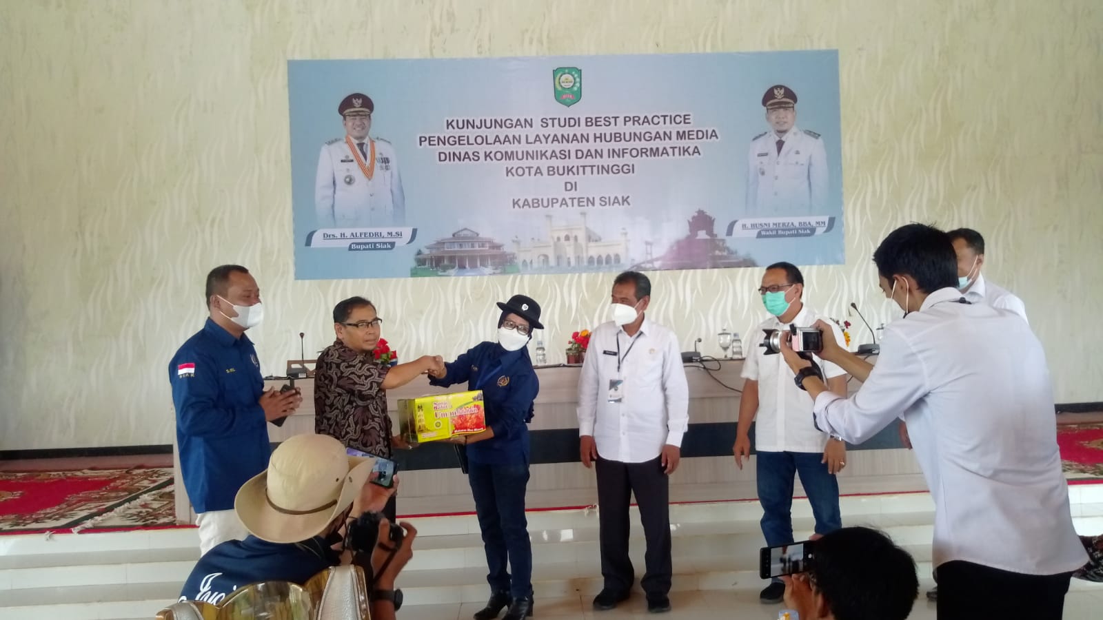 Tukar cenderamata Study Best Practicle wartawan dan Kominfo Kota Bukittinggi dengan pemerintah Kabupaten Siak